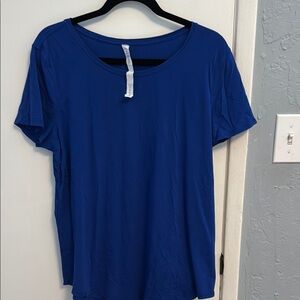 GUC Lululemon Women's Royal Blue Top. Size 12.